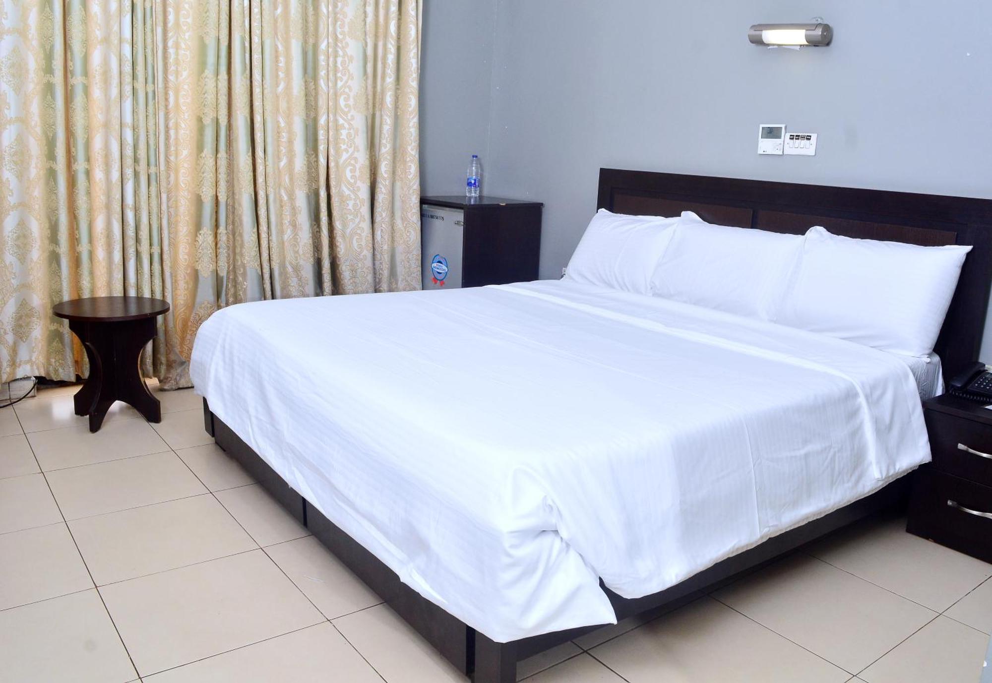 House 5 Royal Comfort Hotel Ikeja Ngoại thất bức ảnh